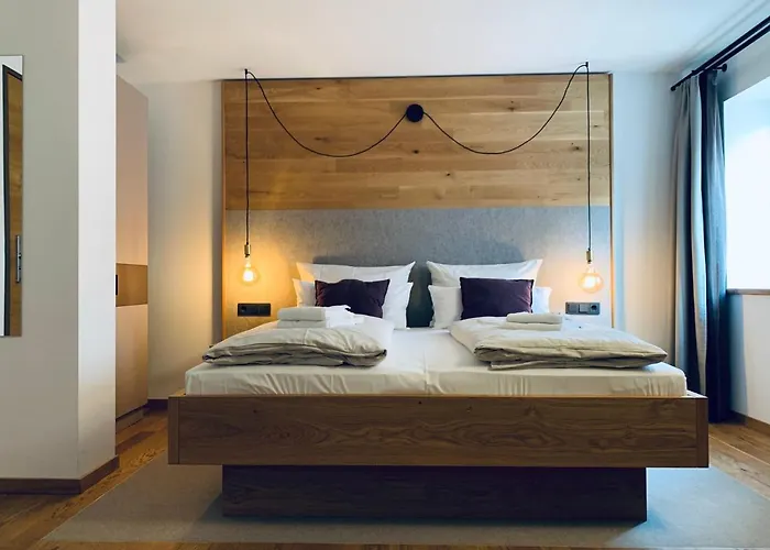 Stadthotel Kachelofen ホテル クルムバハ