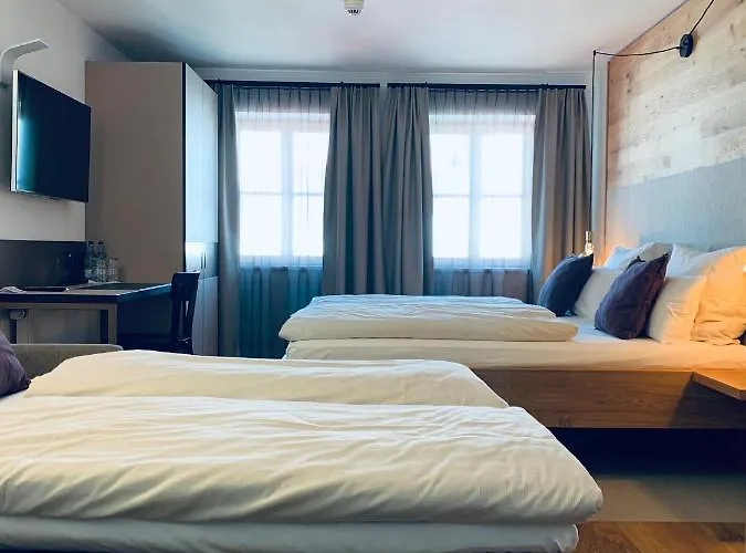 Stadthotel Kachelofen ホテル クルムバハ