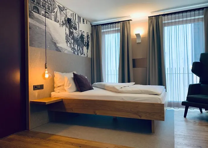 ホテル Stadthotel Kachelofen クルムバハ