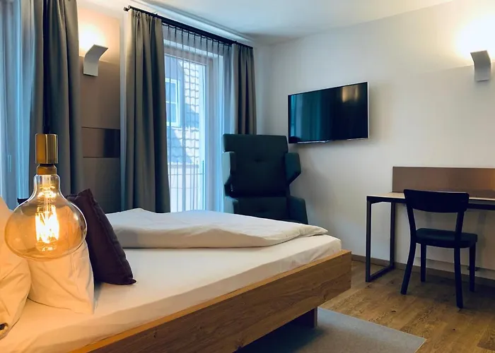 Stadthotel Kachelofen ホテル クルムバハ