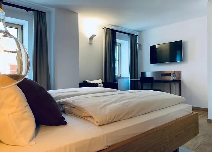 Stadthotel Kachelofen ホテル クルムバハ