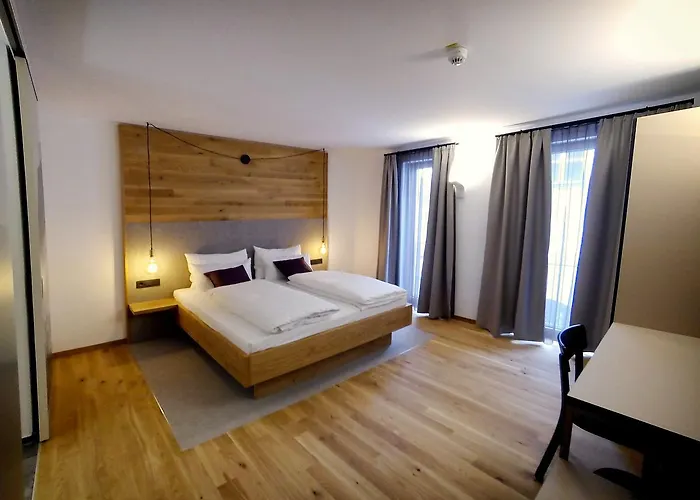 Stadthotel Kachelofen 3* クルムバハ