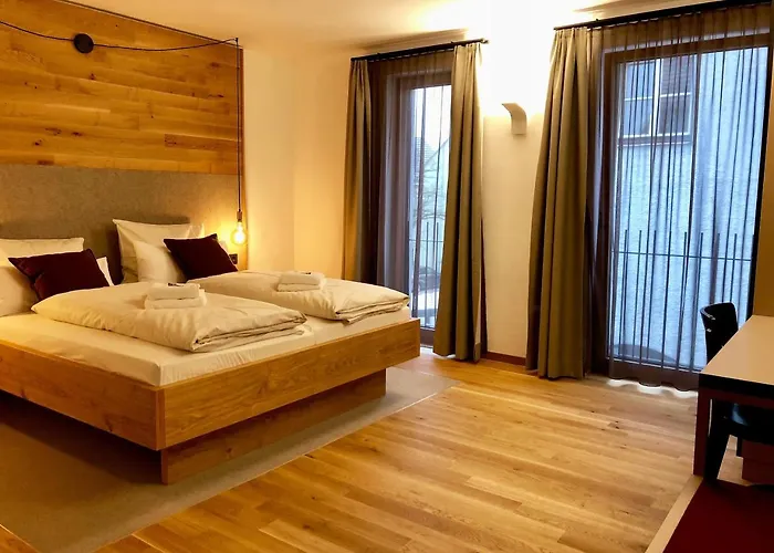 Stadthotel Kachelofen ホテル クルムバハ